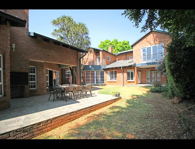 5 BEDROOM HOUSE FOR SALE IN HOUGHTON ESTATE